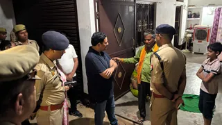ग्रामीणों से घटना की जानकारी लेते डीएम डॉ. इंद्रमणि त्रिपाठी और एसपी गणेश प्रसाद साहा।