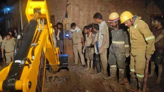 गांव हबीबपुर में कच्चा मकान ढहने के बाद मलबा हटवाती टीम। जागरण