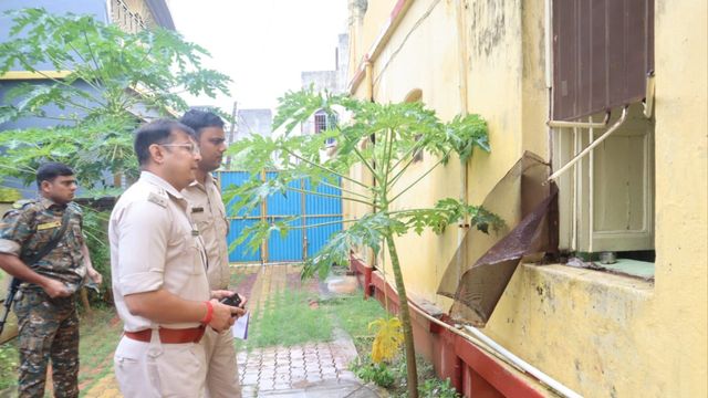 देवघर में व्यवसायी के घर में खिड़की का रॉड तोड़ घुसे चोर, करोड़ों के जेवर और नकदी पार