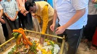 पहाड़ी मंदिर में पूजा करते उपायुक्त