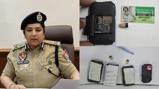 आइजी नीलांबरी जगदले व रिवकर की गई डिवाइस।