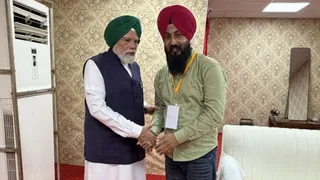 प्रधानमंत्री नरेद्र मोदी के साथ टर्बन मैन सनप्रीत सिंह।