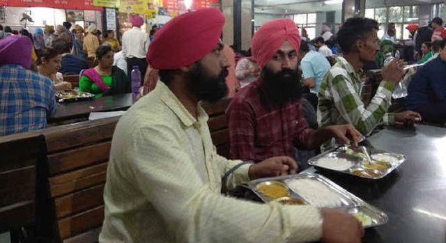 PGI में कैंटीन माफिया बेलगाम, तय कीमत से महंगे दाम पर बेच रहे खाने-पीने का सामान, मरीजों और तीमारदारों पर मार
