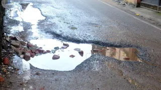 उखड़ी सड़कें बढ़ा रहे खतरा