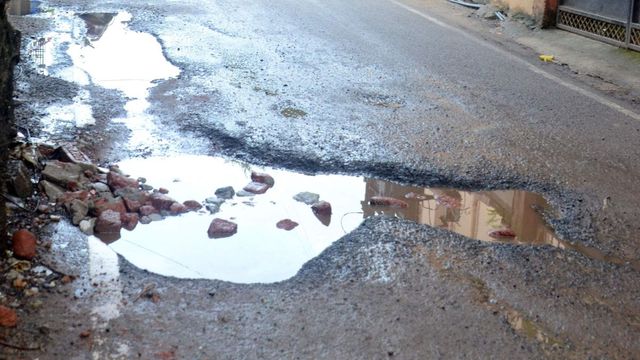 रांची में बारिश के बाद सड़कों पर बिछा 'मौत का जाल': उखड़ी सड़कें, गायब ढक्कन और गहरे नाले बढ़ा रहे खतरा
