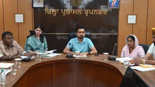 जिला परिषद रूपनगर में प्रस्ताव को पारित करते हुए।
