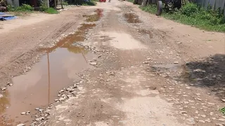 मटेश्वर धाम जाने वाली मुख्य सड़क जर्जर