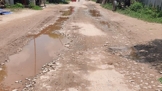 श्रावणी मेले से पहले मटेश्वर धाम जाने वाली मुख्य सड़क जर्जर, 85 KM का सफर तय कर आने वाले भक्त परेशान﻿
