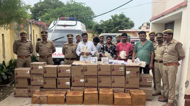 आगरा में 5 अंतरराज्यीय शराब तस्कर गिरफ्तार, एंबुलेंस में शराब छिपाकर बिहार में करते थे डिलीवरी
