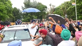 SIT के सामने पेश होने के बाद समर्थकों से मिलते हुए सुखबीर बादल।
