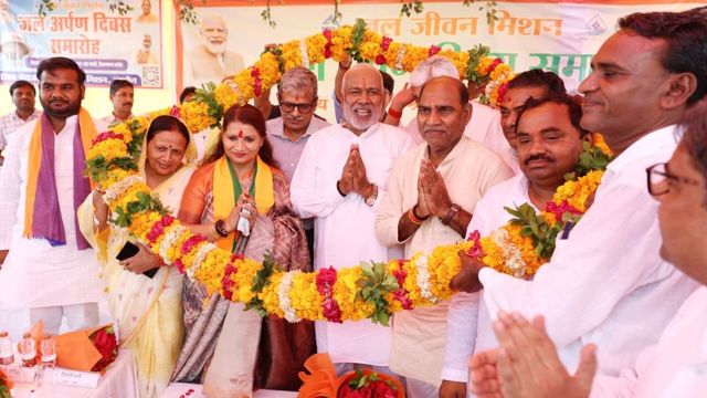 जल शक्ति मंत्री ने चमारी गांव में नल से जल योजना सौंपी, किसानों को बताया केन-बेतवा लिंक का फायदा
