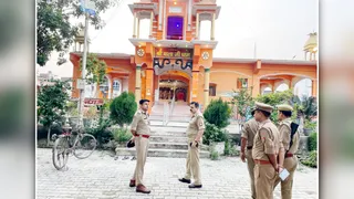 मंदिर में सुरक्षा व्यवस्था को लेकर निरीक्षण करते पुलिस अधिकारी। जागरण