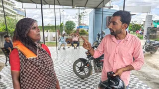 डीएमसीएच पोस्टमार्टम परिसर में सास से बात करते मृत शाहीन के मामा। जागरण।