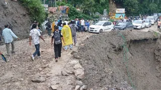 दून-मसूरी मार्ग पर पानीवाला बैंड के पास पहाड़ी काटकर यातायात को बहाल कराया गया। जागरण