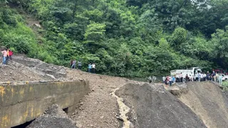 दिल्ली-यमुनोत्री राष्ट्रीय राजमार्ग पर अगलाड़ पुल के समीप बारिश से आया मलबा। जागरण