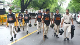 संसद मार्ग पर मार्च करते पुलिसकर्मी। हरीश कुमार