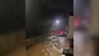 देहरादून में भारी बारिश के चलते रायपुर के वार्ड 62 के ईश्वर विहार में पानी में बही कार।