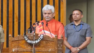 केंद्र सरकार बनी सहारा: जम्मू-कश्मीर बाढ़ पीड़ितों को नहीं छोड़ेंगे अकेला, LG मनोज सिन्हा का आश्वासन।