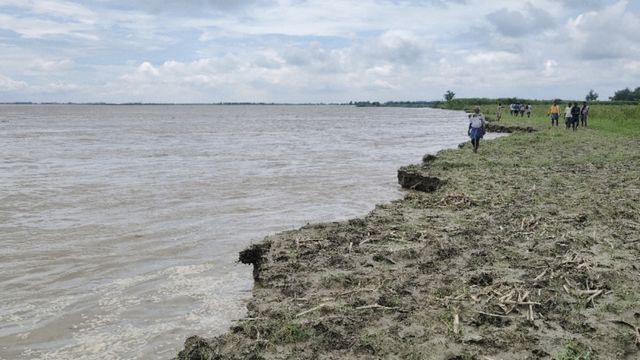 मधेपुरा: कोसी नदी में समा गई 500 एकड़ खेतिहर जमीन, DM-SP को किसानों ने सुनाई पीड़ा
