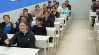 आगरा के एक सेंटर में JEE की तैयारी में जुटे बच्चे।