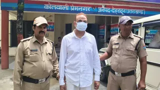 प्रेमनगर कोतवाली पुलिस द्वारा गिरफ्तार आरोपित प्रधानाचार्य।