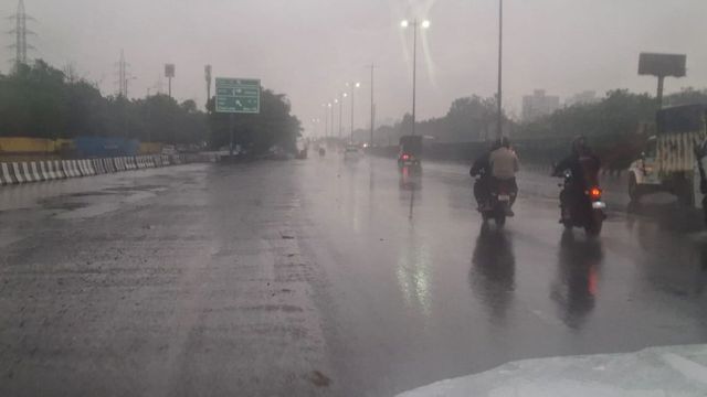 गुरुग्राम में तड़के चार बजे झमाझम बारिश से बदला मौसम, आज और कल के लिए येलो अलर्ट जारी
