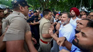 पेपर लीक मुद्दे पर संसद से सड़क तक हंगामा। (पीटीआई)