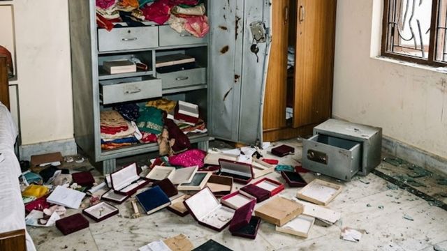 सारण: तीर्थयात्रा पर गया था रिटायर्ड दारोगा का परिवार, पीछे से चोरों ने बंद घर से उड़ाए 50 लाख के जेवर
