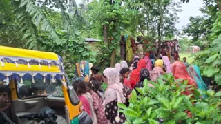 सीतामढ़ी के रुन्नीसैदपुर में घटना स्थल पर जुटी भीड़।