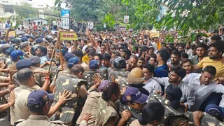 देहरादून में सचिवालय कूच के दौरान प्रदर्शनकारियों को बेरिकेट पर रोकते पुलिसकर्मी। जागरण
