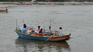 यमुना में बिना लाइफ जैकेट्स के नौकायन कराता नाविक।