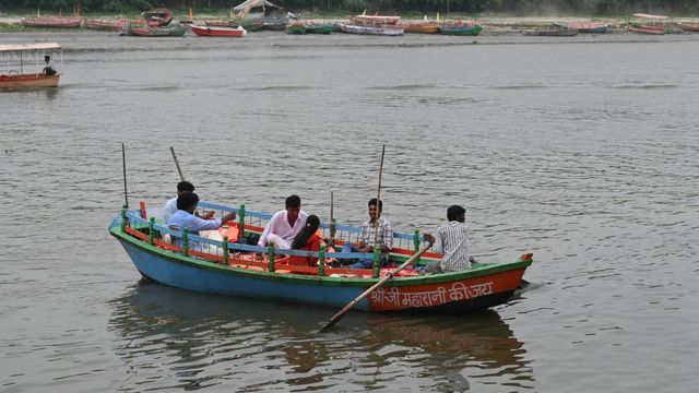 वृंदावन में फिर हादसे का इंतजार, बिना लाइफ जैकेट नौका विहार; मोटर बोट ले बैठी थी 17 श्रद्धालुओं की जान