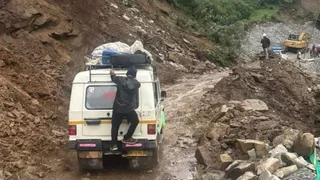 स्मानाचट्टी में खुला यमुनोत्री हाईवे।