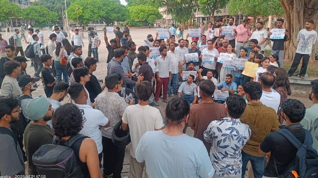 जंतर-मंतर पर छात्रों पर लाठीचार्ज के विरोध में चंडीगढ़ कांग्रेस का प्रदर्शन, शिक्षा मंत्री का फूंका पुतला

