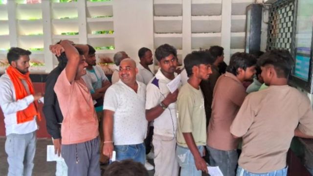 दिल्ली में लाठीचार्ज से सहमे यात्री, अंबेडकरनगर में ट्रेन के 15 टिकट वापस; बसों में भी घटी संख्या
