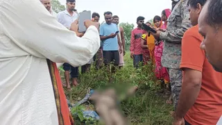 खेत में मिला शव