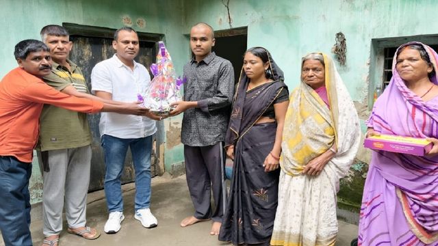 पिता का साया बचपन में छूटा, आर्थिक तंगी से लड़े... अब NEET-2026 में झारखंड के दूसरे टॉपर बने हजारीबाग के संजीत
