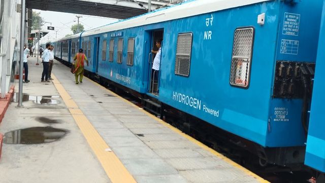 हाइड्रोजन ट्रेन को लेकर लोगों में जबरदस्त उत्साह, बढ़ने लगी यात्रियों की संख्या; शानदार सुविधा से आकर्षित हो रहे लोग