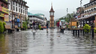 जम्मू-कश्मीर में बारिश, बाढ़ और भूस्खलन से दो दिन में 24 लोगों की जान जा चुकी है