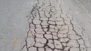 हादसों को न्योता दे रही दरारें