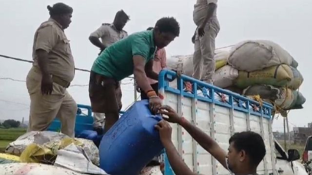 कोडरमा में उत्पाद विभाग की बड़ी कार्रवाई, पिकअप से 2,415 लीटर स्पिरिट बरामद; चालक गिरफ्तार
