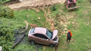20 फीट गहरी खाई में गिरी कार, बड़ा हादसा टला। जागरण