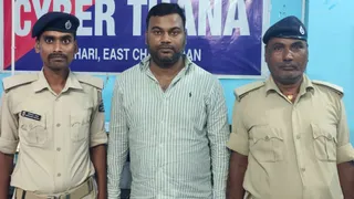 साइबर थाना पुलिस की गिरफ्त में राजन जायसवाल।