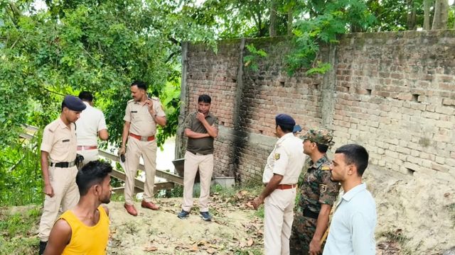 सीतामढ़ी में श्मशान घाट के पास पेटी में बंद मिला युवक का जला हुआ शव, पहचान में जुटी पुलिस और FSL टीम