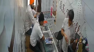 मुक्तसर में दिनदहाड़े सुनार की दुकान पर लूट। फोटो जागरण