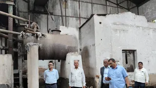 चीनी मिल का निरीक्षण करते अधिकारी।