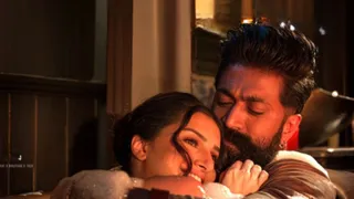 बाथटब में दिखा तारा सुतारिया और Yash का रोमांस, आग लगाने को तैयार Toxic का नया गाना
