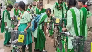 बरवाडीह प्रखंड के विभिन्न सरकारी विद्यालयों में छात्राओं के बीच वितरित की जा रही साइकिलों की गुणवत्ता को लेकर विवाद हाे रहा है।