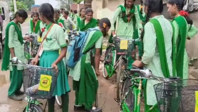 लातेहार में सरकारी योजना में बड़ा 'घोटाला'? स्कूली बच्चियों को थमा दीं कबाड़ जैसी साइकिलें

