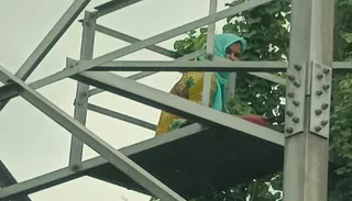 गाजीपुर में पारिवारिक कलह से परेशान महिला मोबाइल टावर पर चढ़ी, पुलिस और ग्रामीण समझाने में जुटे।